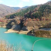 エメラルドグリーンが鮮やかな湖