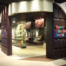 チョコレートにまつわる品々を展示しています