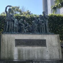 終戦前に金属回収され戻らず、昭和36年に再建されたと説明あり