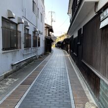 狭い通りもあります。