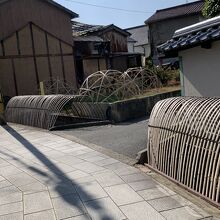 竹で被った溝。おしゃれです。