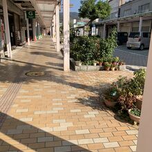 駅前の商店街の通り。こちらを通り、保存地区へ向かいました。