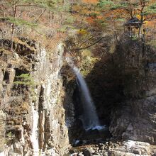 虹見橋から見た虹見の滝と五龍王神社