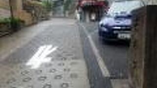 石碑や石垣があって雰囲気がありますね。