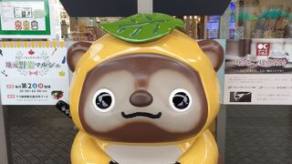 新名神高速道路にあり賑わっている