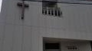 十字架がいくつかあるが建物の形はなかなか変わっている