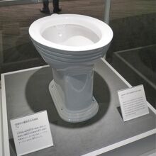 日本初の腰掛け式便器の複製