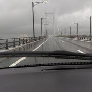 海風が通り抜ける荘厳な大橋