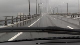 海風が通り抜ける荘厳な大橋