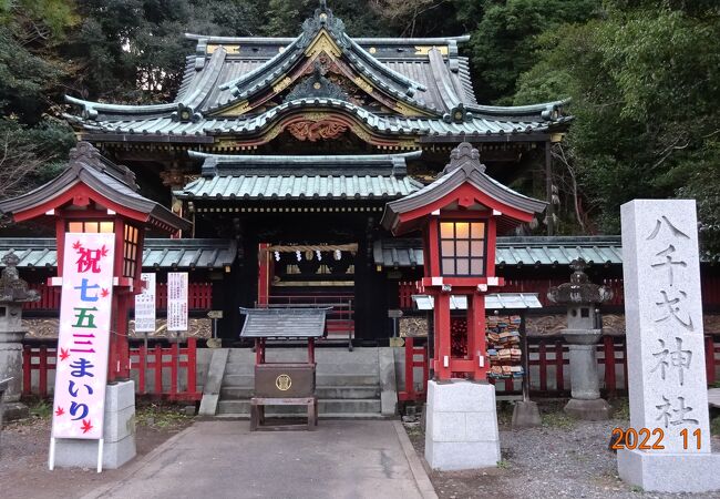 元々は、徳川家康の念持仏である摩利支天を祀っていたとされ、明治時代にどこかのお寺に移されていますので、そもそも「お寺」だったようです。