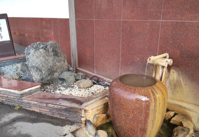 湖畔亭南入口にありました。