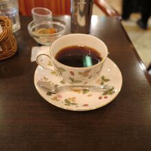 まずはコーヒー到着、おかわり1回無料です