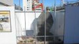 品川駅高輪口前にひっそり建つ石碑