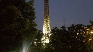 展望フロアの床面に小さな四角い穴