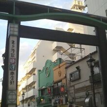 入口が鳥居なのは亀戸香取神社の参道だった名残
