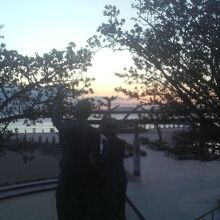 銅像の後ろから。平七が見つめる先には熱海の海が広がります