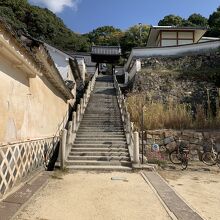 長い石段を上っていきます。