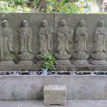 境内に並ぶお地蔵さん