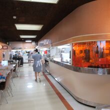 てきぱき動く店員さん