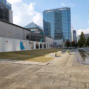 横に長い芝生と噴水公園