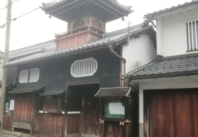 望楼のあるシックなお寺