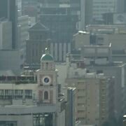 ビルの上には、横浜税関本関庁舎（クイーン）の塔の部分にそっくりな時計台の塔があります