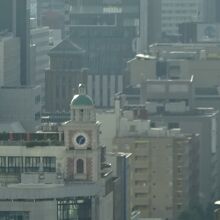 奥が神奈川県庁本庁舎（キングの塔）