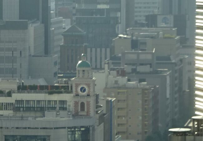 ビルの上には、横浜税関本関庁舎（クイーン）の塔の部分にそっくりな時計台の塔があります