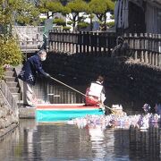 街が華やかになる期間。。ひな流しもありました。