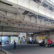 橋の下には駐車場が設置されています