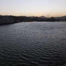 窓からの眺め。夕方。