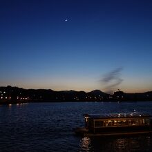 ホテルの前からの眺め。夜景。