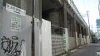 コンクリートの塊のような架道橋です