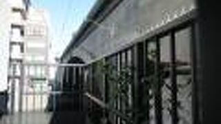 柳原通ガードのすぐ横です