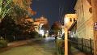 カトリック元町教会が坂の途中にあり