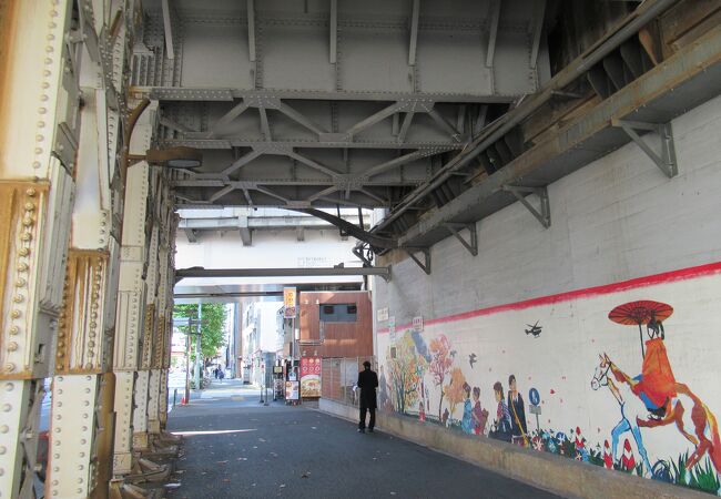 橋の下には壁画が描かれています