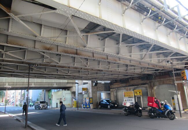 橋の下には駐車場が設置されています