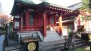 水桶に刻まれた魚の文字が印象的でした