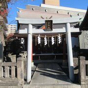 平成になって合祀された新しい神社です