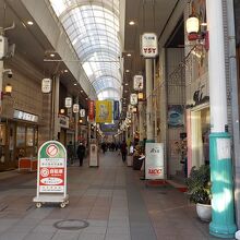 櫛田神社側から見る上川端商店街の様子。