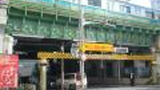 橋の下の壁に築地塀の模様が描かれています