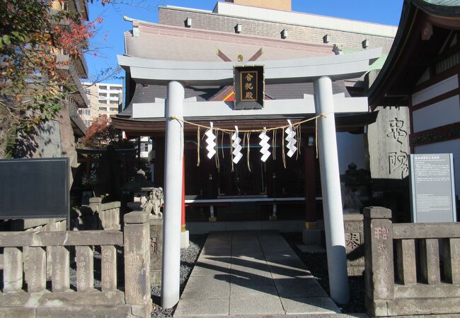 平成になって合祀された新しい神社です