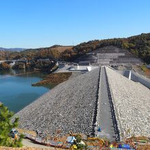 境内から見ることのできる安威川ダムも完成し、貯水も始まって。