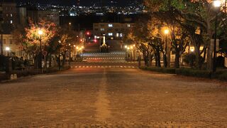 正面に明治天皇御上陸記念碑が見える坂道