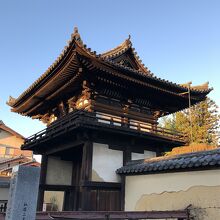楼門…寺の外から撮影、屋根の反りが美しい！