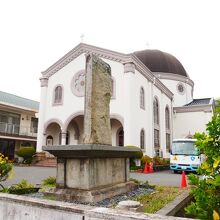 写真奥に立派なドームがあるのが見える。