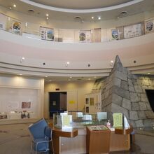 館内。城壁のレプリカが屋内にあるのが面白い。