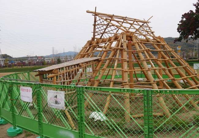 昔の住居建設中。