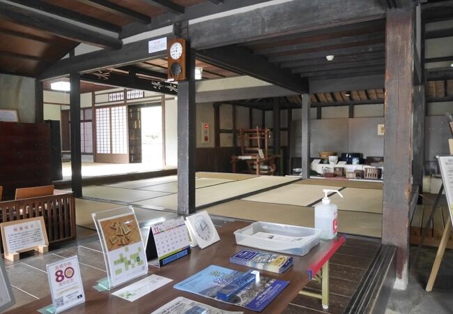 シンプルながらきれいな昔のおうち。