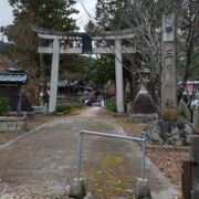 重厚な神社